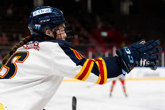 Djurgårdens Madeline Posick fångar pucken med handsken