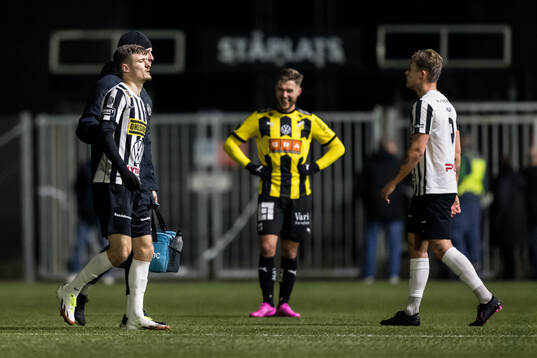 Landskronas Robin Dzabic lämnar planen