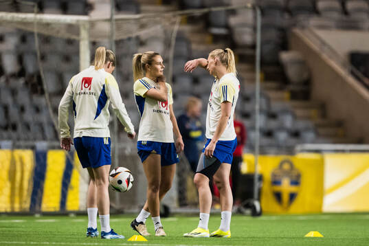 Amanda Nildén and Stina Blackstenius of Sweden