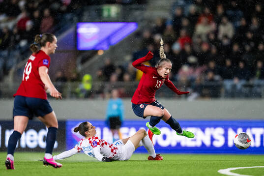Ana Jelenčić of Croatia and Thea Bjelde of Norway
