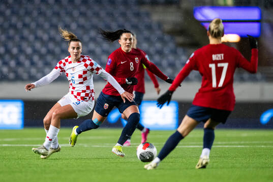 Tea Krznarić of Croatia and Vilde Bøe Risa of Norway