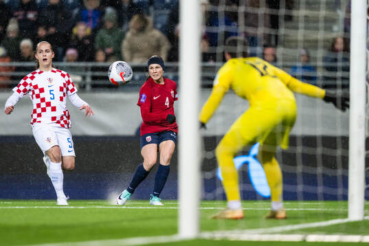 Kristina Nevrkla of Croatia and Tuva Hansen of Norway