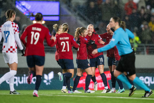 Frida Leonhardsen Maanum of Norway celebrates with team
