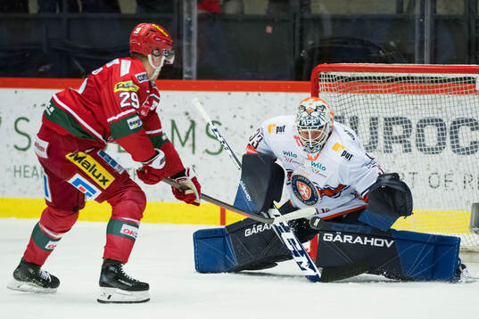 Växjös målvakt Emil Larmi  och MoDos Mikkel Aagaard
