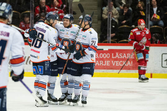 Växjös Marcus Sylvegård jublar med Kalle Kossila
