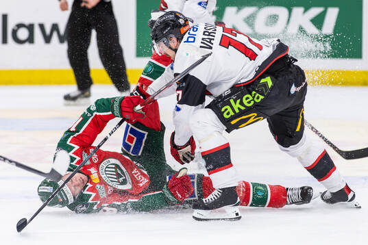 Frölundas Linus Öberg och Malmö Redhawks Johan Ivarsson