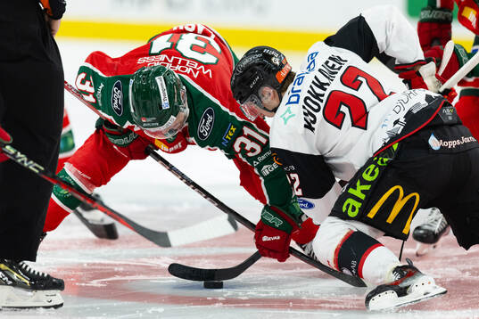 Frölundas Nicklas Lasu och Malmö Redhawks Janne Kuokkanen