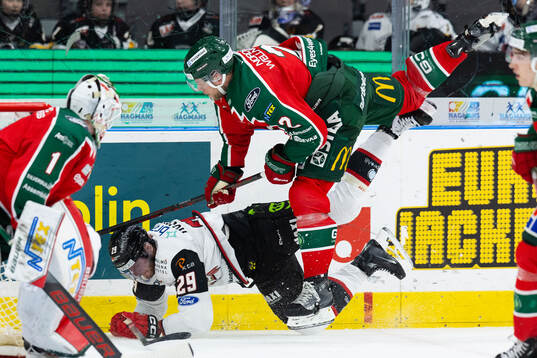 Frölundas Christian Folin tacklar Malmö Redhawks Kim
