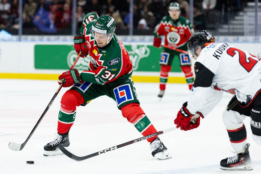 Frölundas Nicklas Lasu och Malmö Redhawks Janne Kuokkanen