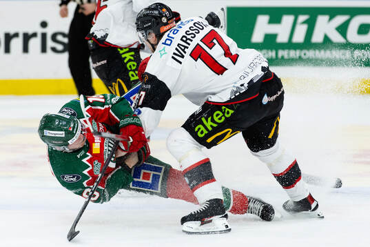 Frölundas Linus Öberg tacklas av Malmö Redhawks Johan