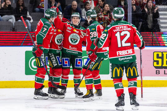 Frölundas Jere Innala jublar med lagkamrater