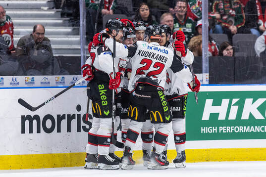Malmö Redhawks Carl Persson jublar med lagkamrater