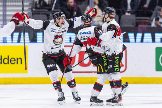 Malmö Redhawks Matias Lassen jublar med lagkamrater