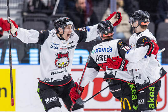 Malmö Redhawks Matias Lassen jublar med lagkamrater