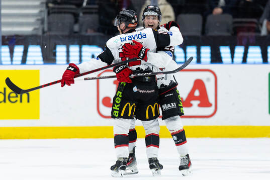 Malmö Redhawks Matias Lassen jublar ihop med Janne