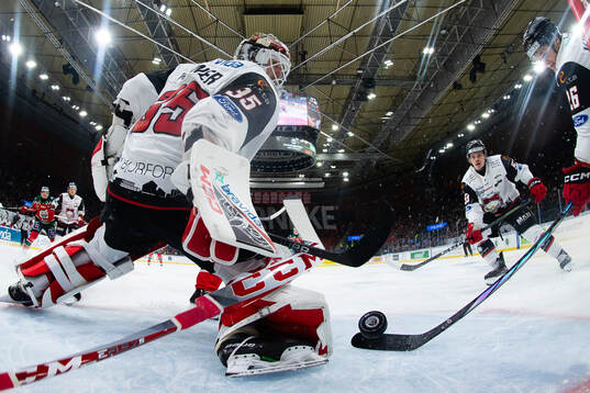 Malmö Redhawks målvakt Adam Werner räddar ett avslut