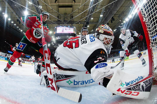 Malmö Redhawks målvakt Adam Werner räddar ett avslut