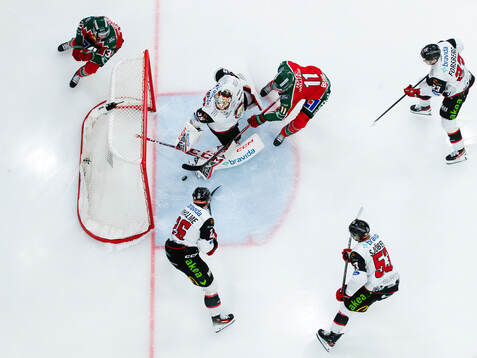 Malmö Redhawks målvakt Adam Werner räddar ett avslut