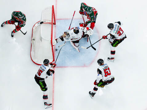 Malmö Redhawks målvakt Adam Werner räddar ett avslut