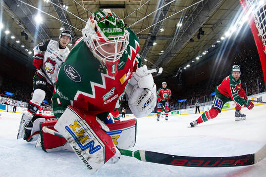 Frölundas målvakt Lars Johansson släpper in 1-1 på