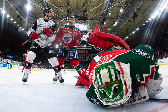 Malmö Redhawks Robin Alvarez jublar bredvid deppande
