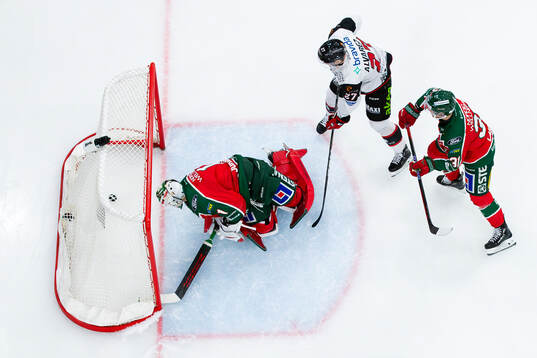 Frölundas målvakt Lars Johansson släpper in 1-1 på