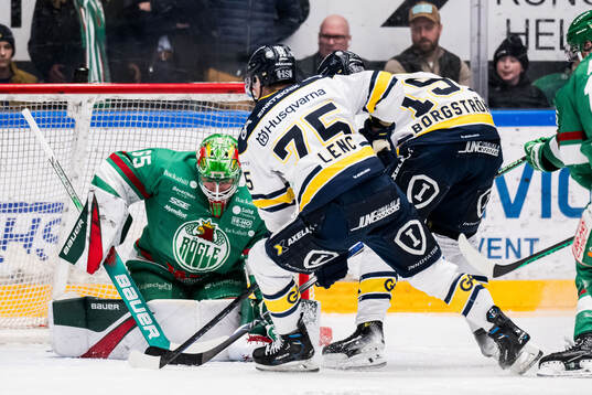 Rögles målvakt Christoffer Rifalk och HV71s Radan Lenc