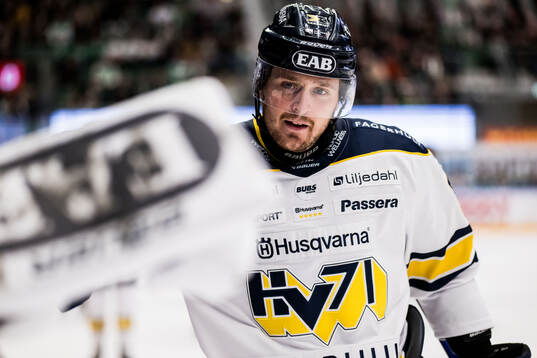 HV71s Fredrik Forsberg jublar