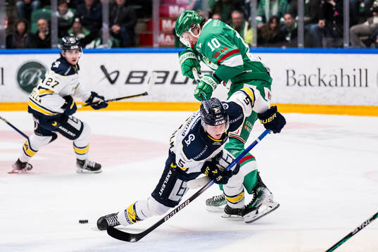 HV71s Victor Sjöholm och Rögles Rodrigo Abols