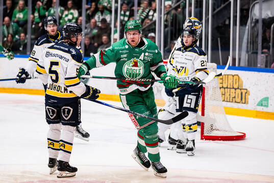 HV71s Victor Sjöholm och Rögles Rodrigo Abols