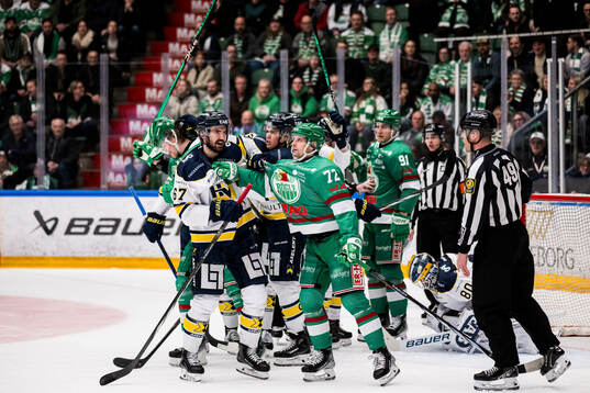 HV71s Oliwer Kaski och Rögles Daniel Zaar