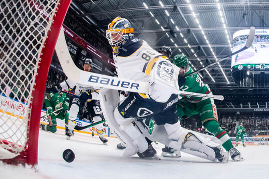 HV71s målvakt Frederik Dichow och Rögles Albin Sundsvik