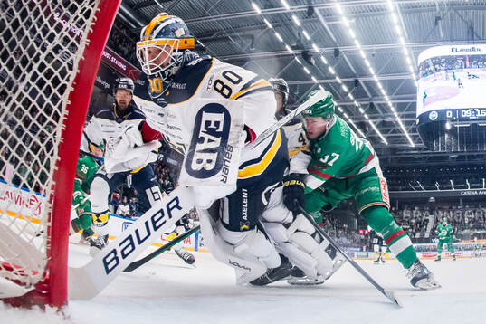 HV71s målvakt Frederik Dichow och Rögles Albin Sundsvik