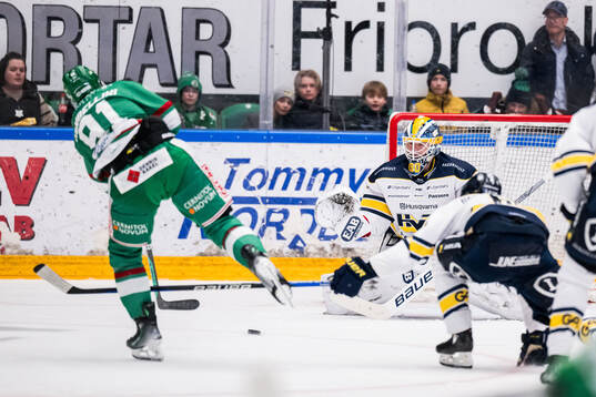 Rögles Adam Tambellini och HV71s målvakt Frederik Dichow