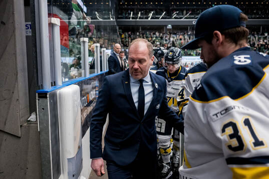 HV71s tränare Johan Lindbom deppar