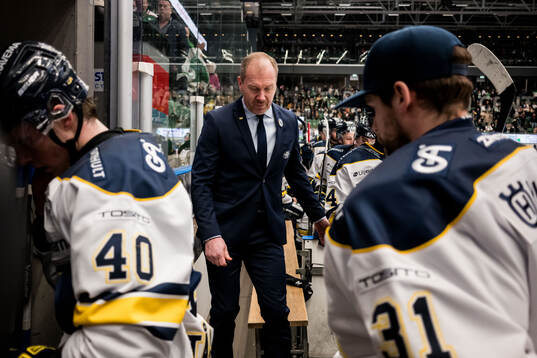 HV71s tränare Johan Lindbom deppar