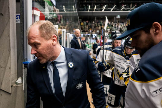 HV71s tränare Johan Lindbom deppar