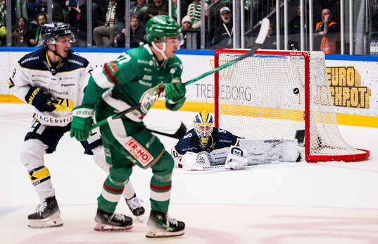 Rögles Albin Sundsvik och HV71s målvakt Frederik Dichow