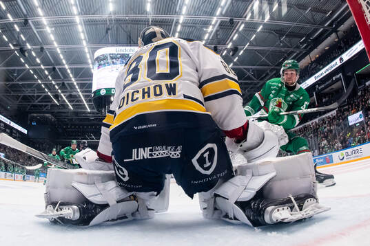 Rögles Lukas Ekeståhl-Jonsson oroar mot HV71s målvakt