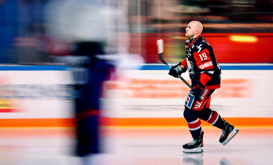 Linköpings Patrick Russell lunder ishockeymatchen i SHL