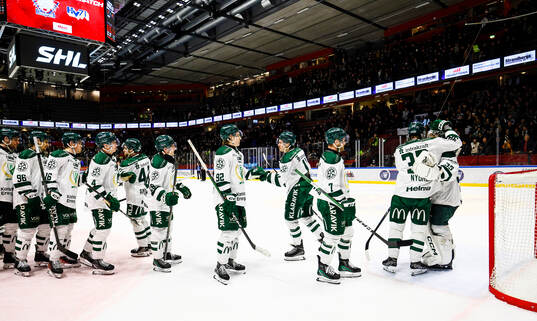 Färjestads spelare tackar målvakt målvakt Carl Lindbom