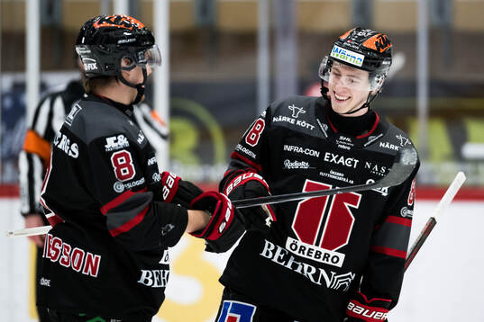 Örebros Jonathan Lekkerimäki och Samuel Johannesson jublar