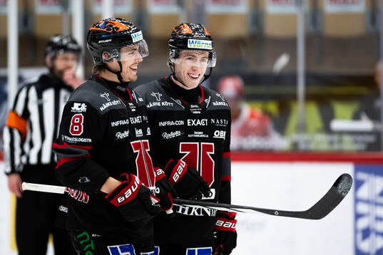 Örebros Jonathan Lekkerimäki och Samuel Johannesson jublar