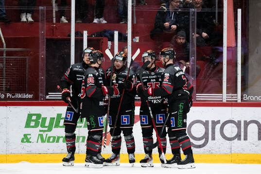Örebros Oliver Eklind jublar