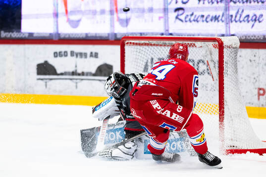 Timrås Jonathan Dahlén framför Örebros målvakt Jhonas
