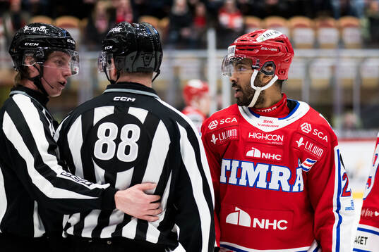 Timrås Jeremy Boyce-Rotevall diskuterar med domarna