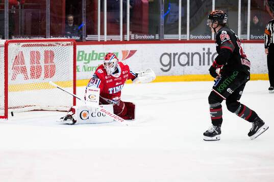 Örebros Jonathan Lekkerimäki gör mål på straff bakom