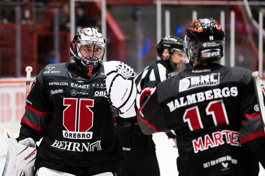 Örebros Jhonas Enroth jublar