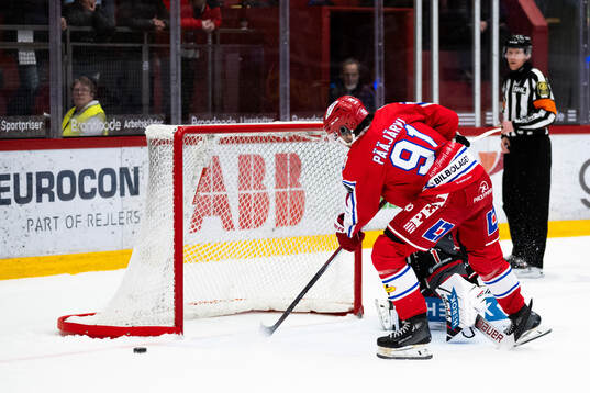Timrås Magnus Pääjärvi missar straff bakom Örebros