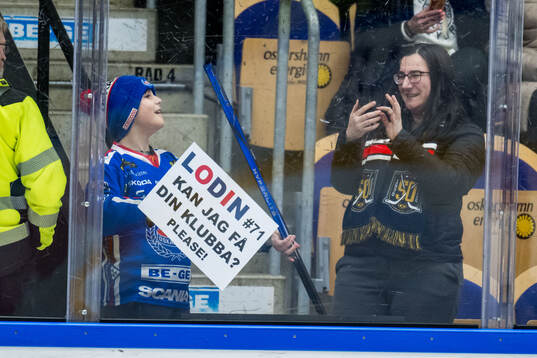 En ung Oskarshamns supporter får en klubba av sin favorit